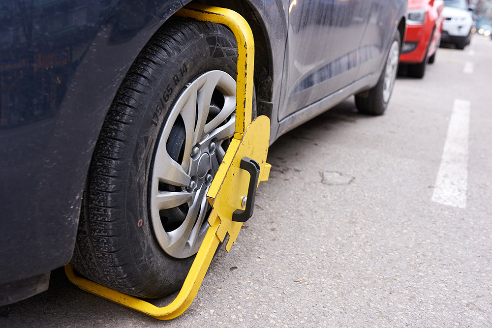社用車で駐車違反したらどうなる?防止策は?