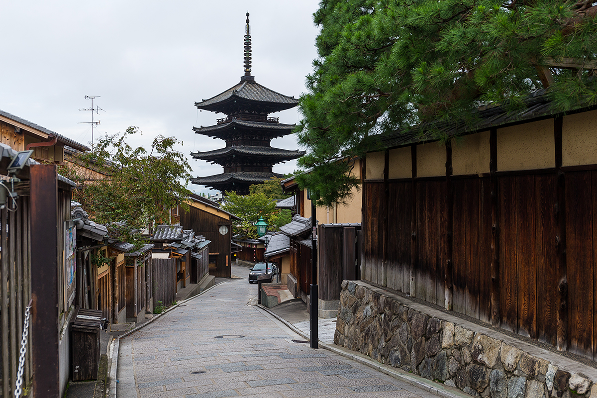 京都の狭い街並みにもぐんぐん入り込んでいけるクルマとなっているのです。