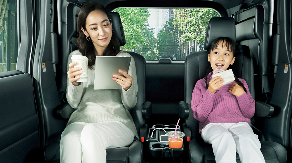 トヨタ ノアの魅力は、広々車内空間！