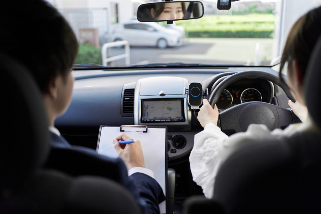 社用車の運転に同乗し、直接、意識付けや啓発に務める