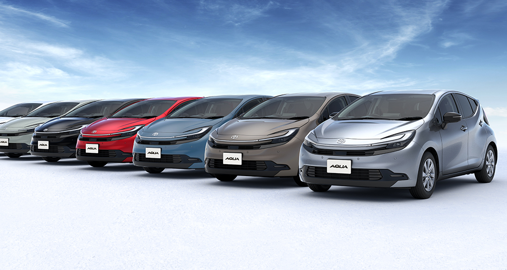 新型アクア。ボディカラーには新色「マッドバス」や「グレイッシュブルー」、さらにはツートーン3色を追加。