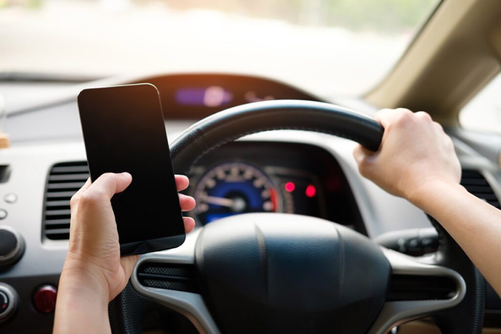 クルマでのスマホ使用、実はここまでNG!罰金・罰則は?社用車運転中の問題を知ろう