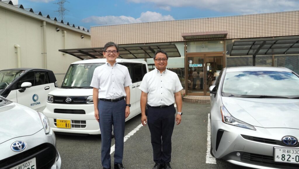 事務所(伏見営業所)前で大島伸二さん(左)と水上太一さん(右)